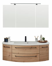 Moderne Badkombination mit dreiteiligem Spiegel und Holzunterschrank, Frontalansicht