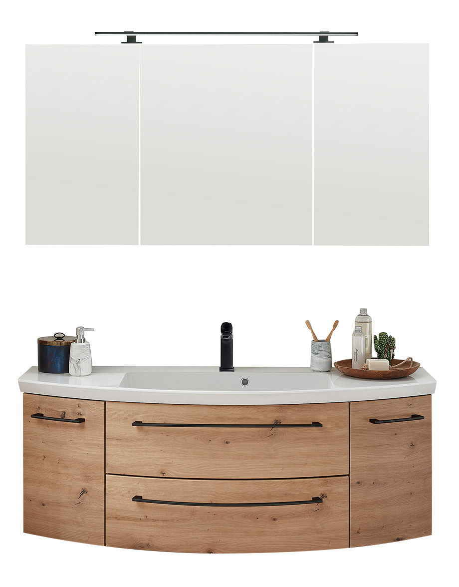 Moderne Badkombination mit dreiteiligem Spiegel und Holzunterschrank, Frontalansicht