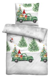 Bettwäsche-Set mit weihnachtlichem Motiv: Grüner Truck mit Weihnachtsbaum und Geschenken, umgeben von Tannenbäumen und Schneeflocken, aus der Vogelperspektive.