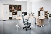 Moderner Chefsessel in einem stilvollen Büro, seitliche Perspektive