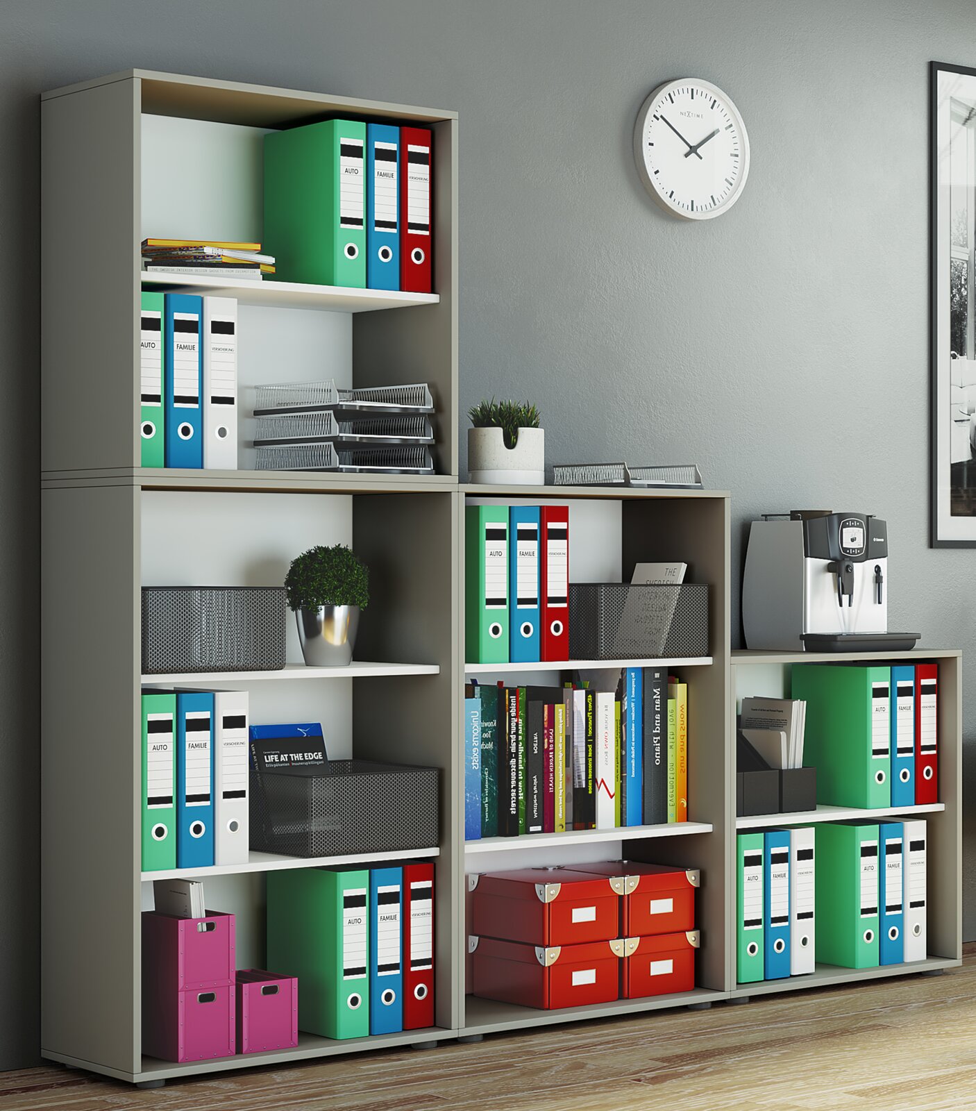 Modernes Büroregal-Set in Hellgrau mit Ordnern, Büchern, Aufbewahrungsboxen und Kaffeemaschine, frontal aus leicht seitlicher Perspektive fotografiert