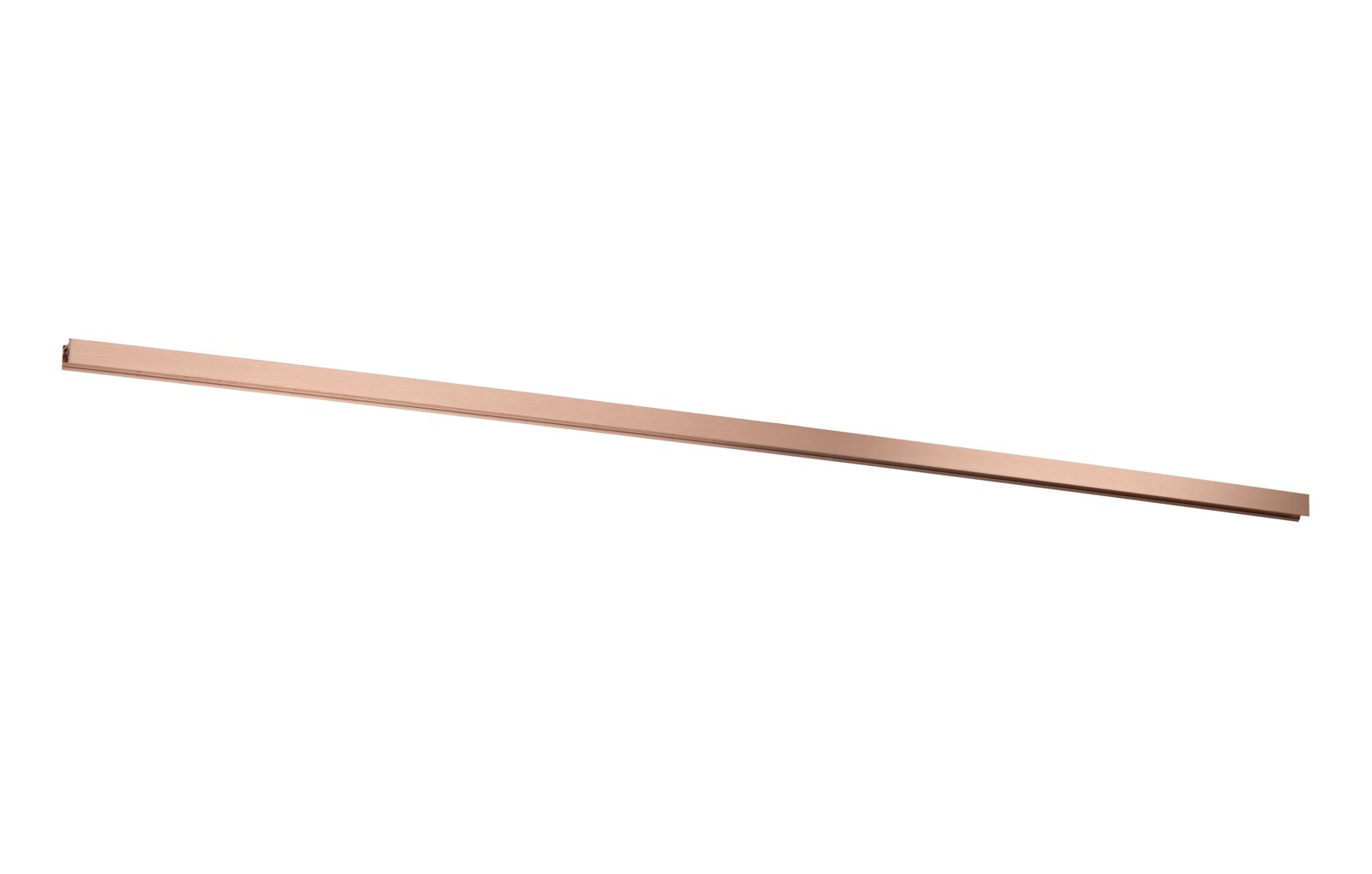 Lucide Stromschiene 1 Meter LINIAL Lange, schmale Metallleiste in Kupferoptik auf weißem Hintergrund, diagonale Seitenansicht (leicht von oben)