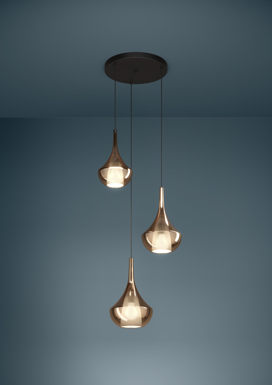 Moderne dreiflammige Pendelleuchte mit tropfenförmigen, goldfarbenen Glasschirmen an schwarzer Deckenhalterung, leuchtend, Ansicht von unten schräg nach oben