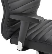 Nahaufnahme eines schwarzen Chefsessels mit Armlehne, seitliche Perspektive