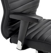 Nahaufnahme eines schwarzen Chefsessels mit Armlehne, seitliche Perspektive