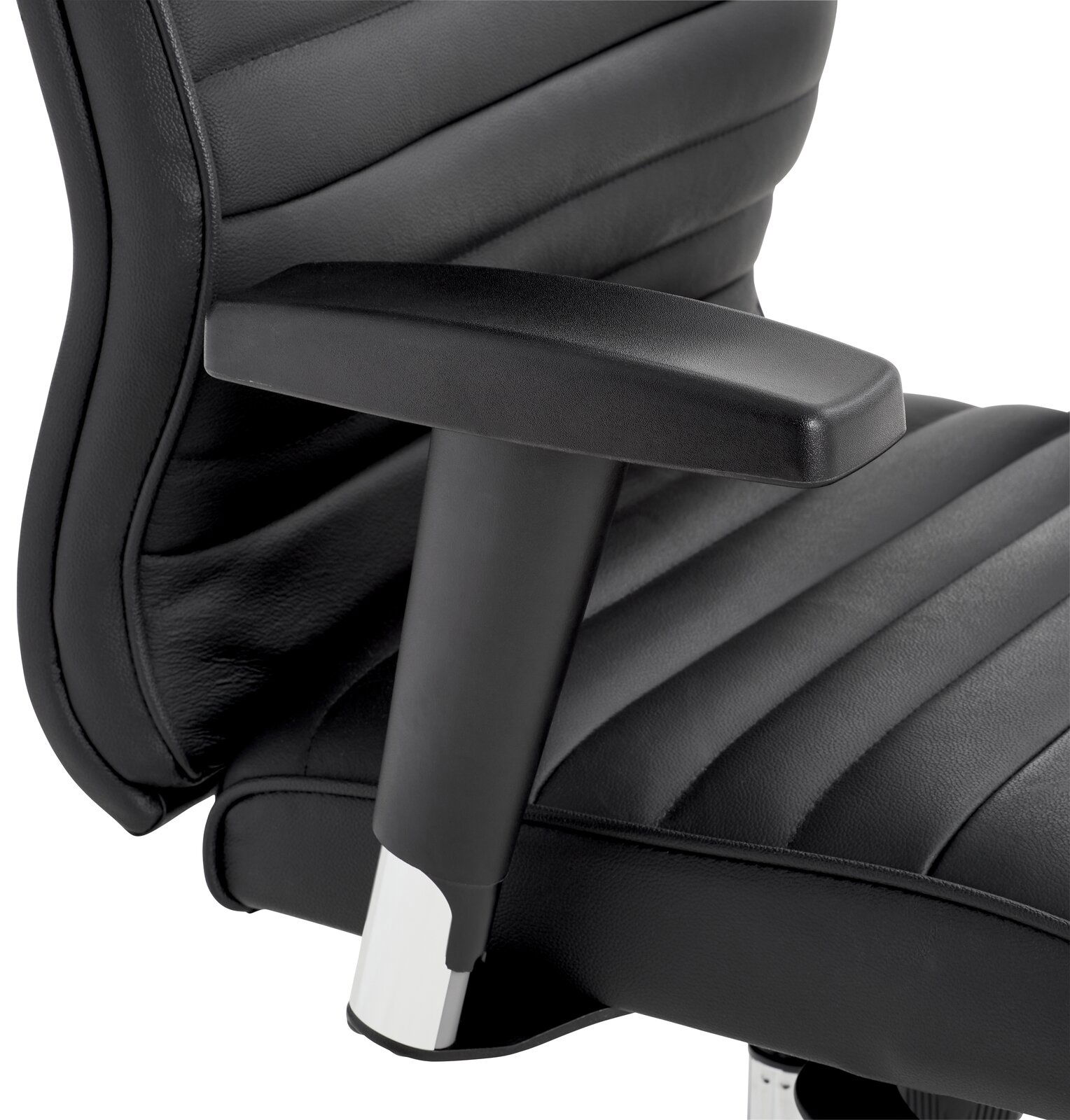 Nahaufnahme eines schwarzen Chefsessels mit Armlehne, seitliche Perspektive