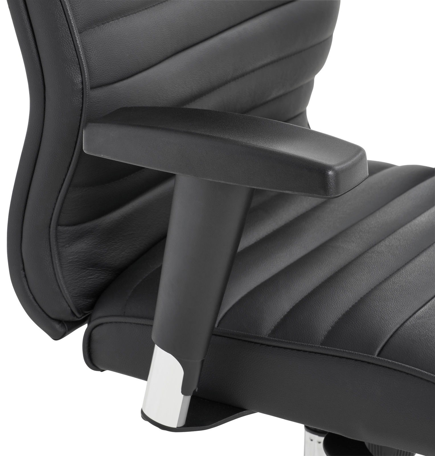 Nahaufnahme eines schwarzen Chefsessels mit Armlehne, seitliche Perspektive