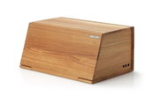 Broodtrommel van eikenhout in schuin perspectief, 40 x 26 x 18,5 cm, met een glad oppervlak en ventilatiegaten.