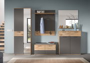 Moderne Garderobenkombination in Holzoptik und Grau, bestehend aus einem hohen Schrank mit Spiegel, einer Wandgarderobe mit Haken und Ablage, einer Sitzbank mit Stauraum und einem Schrank mit zwei Türen. Frontalansicht.