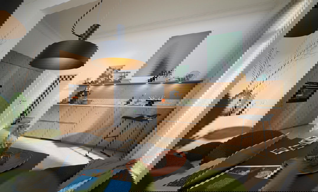 Moderne Küche mit hellen Holzschränken, minimalistischem Dekor und stilvoller Beleuchtung