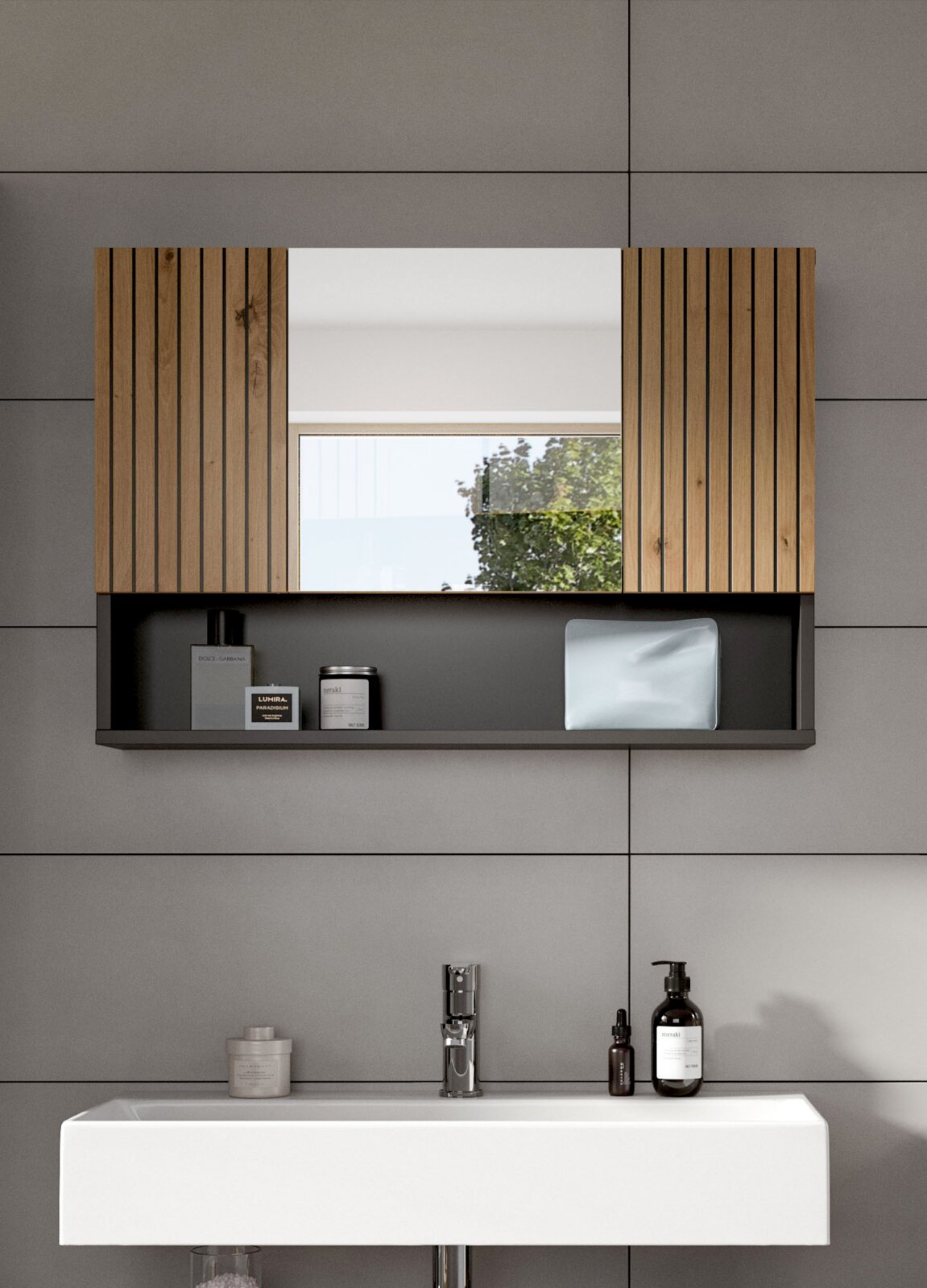 Modernes Badmöbel-Set mit Holz-Lamellen-Spiegelschrank und offenem Regal über weißem Waschtisch vor grauer Wand, Frontansicht.