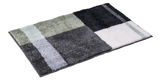 Badteppich in rechteckiger Form mit einem modernen Karomuster in verschiedenen Grautönen, Grün und Weiß, aus seitlicher Perspektive fotografiert.