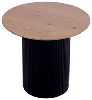 Runder Beistelltisch mit einer Holzplatte und einem geriffelten, schwarzen Zylinderfuß, Ansicht von schräg oben.