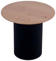 Runder Beistelltisch mit einer Holzplatte und einem geriffelten, schwarzen Zylinderfuß, Ansicht von schräg oben.