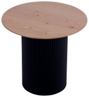 Runder Beistelltisch mit einer Holzplatte und einem geriffelten, schwarzen Zylinderfuß, Ansicht von schräg oben.