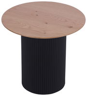 Runder Beistelltisch mit einer Holzplatte und einem geriffelten, schwarzen Zylinderfuß, Ansicht von schräg oben.