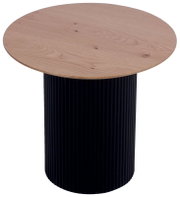 Runder Beistelltisch mit einer Holzplatte und einem geriffelten, schwarzen Zylinderfuß, Ansicht von schräg oben.