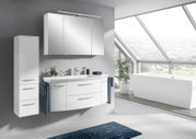 Moderne badkamercombinatie met witte wastafel, spiegelkast en hoge kast in een lichte badkamer met panoramaraam, zijaanzicht.