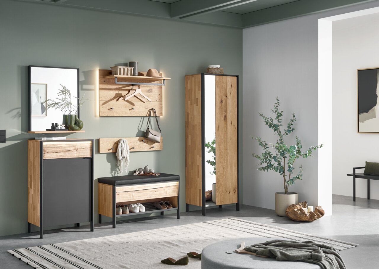 Valdera Garderobenpaneel breit STEEL Moderne Garderobeneinrichtung mit Holz- und Metallelementen, bestehend aus einem Schuhschrank, einer Garderobenbank, einem Spiegel und einem Garderobenpaneel. Perspektive von vorne.