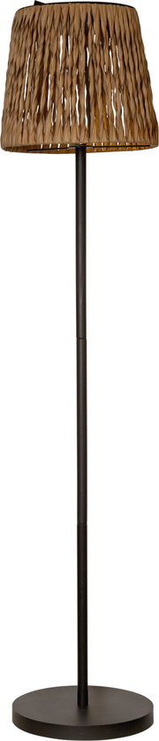 Stehlampe mit schwarzem Metallfuß und -gestell sowie braunem, geflochten wirkendem Lampenschirm, freigestellt auf weißem Hintergrund, Frontansicht.