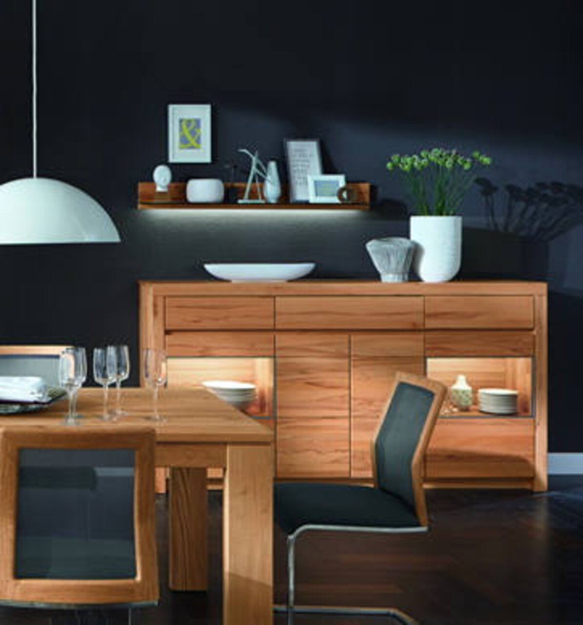 Hochwertiges Highboard aus Holz in einem modernen Esszimmer, frontal betrachtet, mit dekorativen Elementen und Beleuchtung.