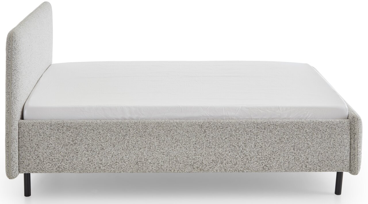 Seitliche Ansicht eines grauen Polsterbetts mit schlichtem Design und schwarzem Metallfuß.