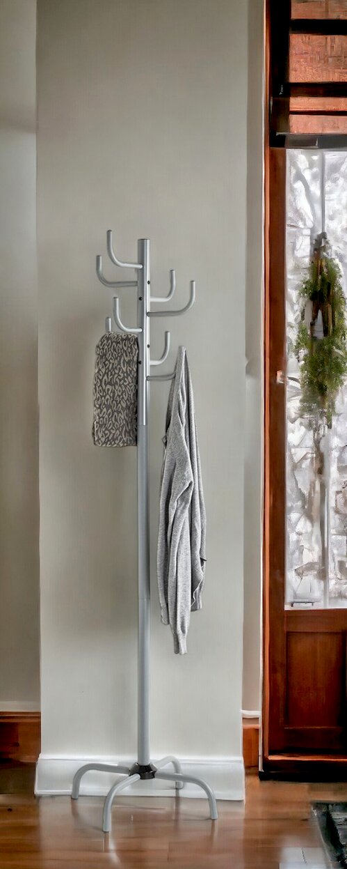 Silberner freistehender Garderobenständer aus Metall mit mehreren Haken, im Innenraum vor heller Wand neben Holztür, fotografiert in frontaler Perspektive auf Augenhöhe.