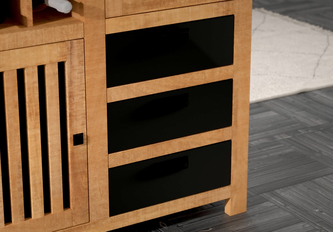 Nahaufnahme eines Highboards mit drei schwarzen Schubladen und einer Holztür mit vertikalen Lamellen, seitliche Perspektive