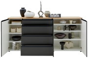 Frontale Ansicht eines XL-Sideboards mit offenen Türen und Schubladen, dekoriert mit modernen Vasen und Skulpturen.