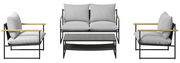 Gartenlounge-Set bestehend aus einem Zweisitzer-Sofa, zwei Sesseln und einem Couchtisch, frontal betrachtet. Die Möbel haben ein modernes Design mit hellgrauen Kissen und schwarzen Metallrahmen mit Holzarmlehnen.