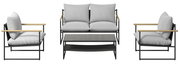 Gartenlounge-Set bestehend aus einem Zweisitzer-Sofa, zwei Sesseln und einem Couchtisch, frontal betrachtet. Die Möbel haben ein modernes Design mit hellgrauen Kissen und schwarzen Metallrahmen mit Holzarmlehnen.