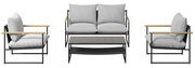 Gartenlounge-Set bestehend aus einem Zweisitzer-Sofa, zwei Sesseln und einem Couchtisch, frontal betrachtet. Die Möbel haben ein modernes Design mit hellgrauen Kissen und schwarzen Metallrahmen mit Holzarmlehnen.