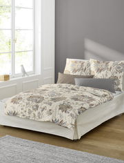 Bettwäsche-Set mit floralem Muster in einem Schlafzimmer, seitliche Perspektive