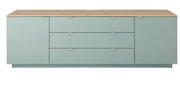 Frontale Ansicht eines modernen TV-Sideboards mit mintgrünen Schubladen und Türen sowie einer Holzoberfläche.