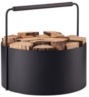 Moderner Feuerholz-Korb Ashi aus schwarzem Metall mit Holzgriff, gefüllt mit Holzscheiten, seitliche Perspektive