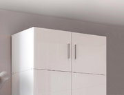 Weißer Schrankaufsatz mit zwei Türen und silbernen Griffen, seitliche Perspektive