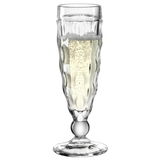 Kelchglas mit elegantem Design, gefüllt mit sprudelndem Getränk, seitliche Perspektive