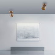 Zwei moderne LED-Spots an der Decke in einem minimalistischen Raum, seitliche Perspektive.