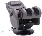 Massagesessel in seitlicher Perspektive mit hochgeklappter Beinauflage und sichtbarer Mechanik