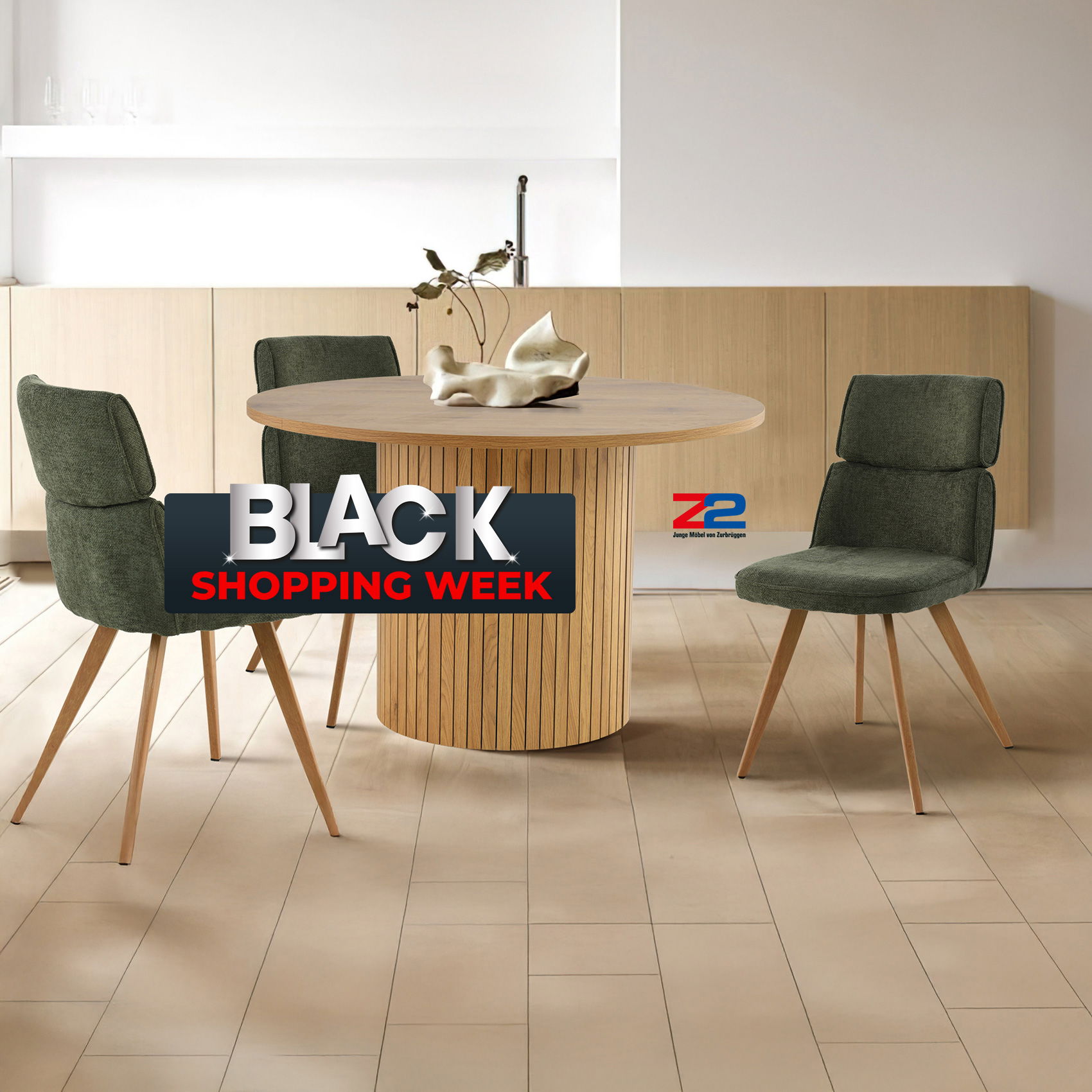 Moderner Essbereich mit rundem Holztisch und grünen Stühlen, darüber Schriftzug „Black Shopping Week