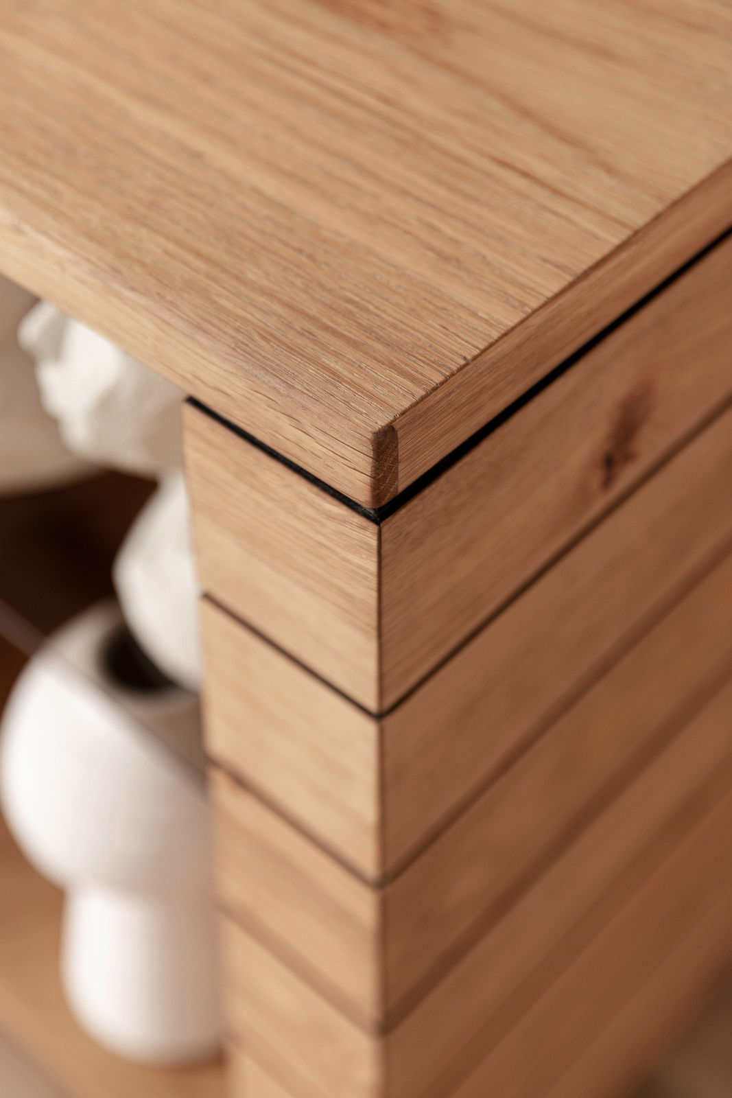 Nahaufnahme eines TV-Lowboards aus Holz mit klaren Linien und natürlicher Maserung, perspektivisch von oben betrachtet.