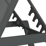 Nahaufnahme der verstellbaren Rückenlehne einer Sonnenliege aus Metall in seitlicher Perspektive.