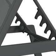 Nahaufnahme der verstellbaren Rückenlehne einer Sonnenliege aus Metall in seitlicher Perspektive.