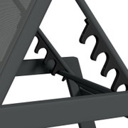Nahaufnahme der verstellbaren Rückenlehne einer Sonnenliege aus Metall in seitlicher Perspektive.