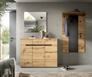 Modernes Garderoben-Set im Flur mit Holz-Kommode und Wandgarderobe mit schwarzer Rückwand, Kleiderhaken und Ablage, darüber quadratischer Wandspiegel; Frontalansicht.
