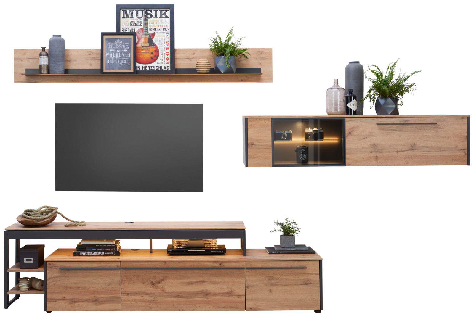 Moderne Wohnwand in Holzoptik mit Regalen, Schränken und Dekorationen, frontal betrachtet.