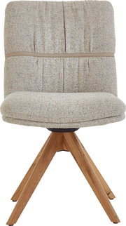 Gestoffeerde stoel met hoge rugleuning, bekleed met lichtbeige structuurstof en voorzien van een houten draaivoet, vooraanzicht