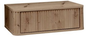 Massives Holz-Sideboard mit einer großen Frontklappe, natürlicher Maserung und abgerundeten Kanten, freigestellt auf weißem Hintergrund, in leicht schräger Vorderansicht von links.