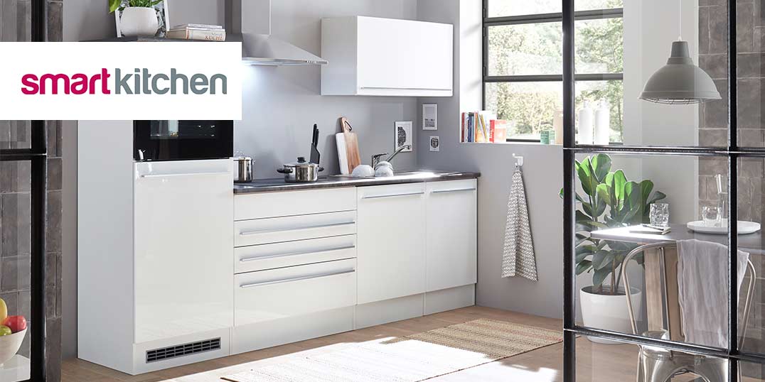 Smartkitchen-logo links, lichte witte keuken met kookgedeelte.