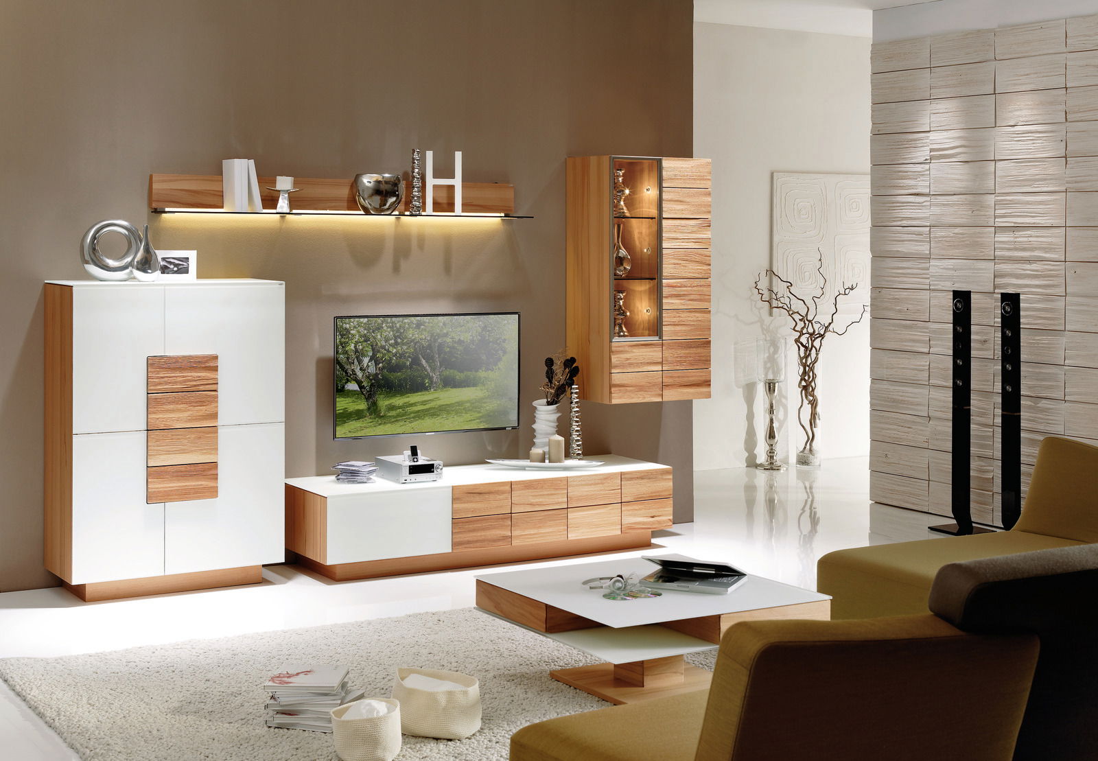 Voglauer Wohnwand (ohne Beleuchtung) VMONTANARA Moderne Wohnwand VMONTANARA von Voglauer in einer stilvollen Wohnzimmerumgebung, frontal betrachtet. Die Kombination aus Holz und weißen Elementen verleiht dem Raum eine elegante und zeitgemäße Atmosphäre.